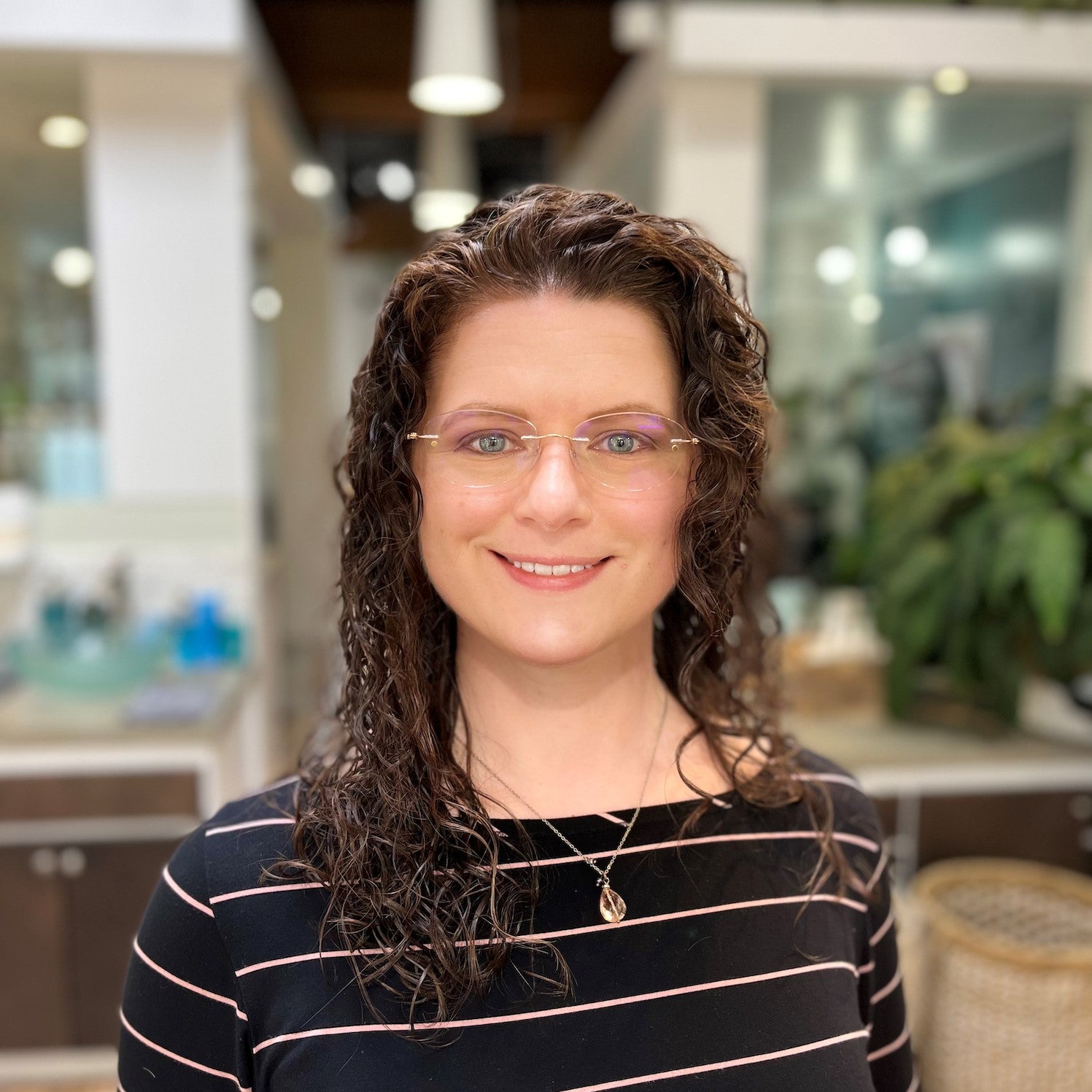 Headshot of Genifer Snipes, Business & Entrepreneurship Librarian